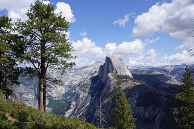 Der Yosemite National Park Beeindruckender Ausblick in die Felsschluchten des Yosemite National Parks.