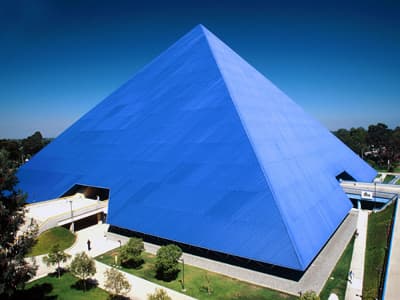 Hier finden die Sportevents der CSU Long Beach statt! Walter Pyramid der CSU Long Beach