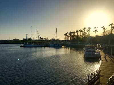 Nach einem langen Tag in den Museen der Stadt lässt es sich prima am Strand entspannen! Hafen in Long Beach