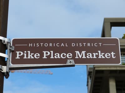 Natürlich dürft ihr die Blumen für Martha auf keinen Fall vergessen ;-) Straßenschild des Pike Place Market