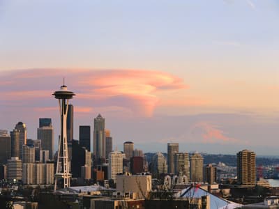 Seattle befindet sich rund 30 Kilometern nördlich von Auburn, dem Standort des Green River College Sonnenuntergang in Seattle
