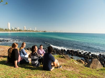 Natürlich darf's im Auslandssemester auch mal gechillter zugehen! Studenten an der Küste der Gold Coast