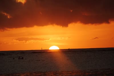 Eine besondere Perspektive Leuchtend orangener Sonnenuntergang über dem Ozean