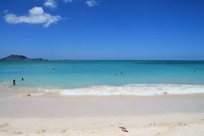 Die schönsten Strände Oahus Strand mit weißem Sand und leuchtend türkisem Wasser auf Oahu