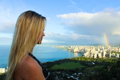 Fantastische Aussichten! Studentin vor dem Panorama Honolulus mit Regenbogen