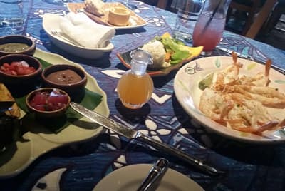 Hawaiianisch genießen! Frittierte Shrimps und exotische Dips