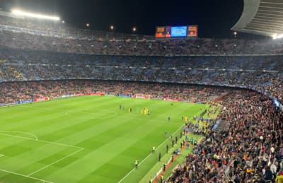 Força Barça! Blick ins prall gefüllte Stadion des FC Barcelona