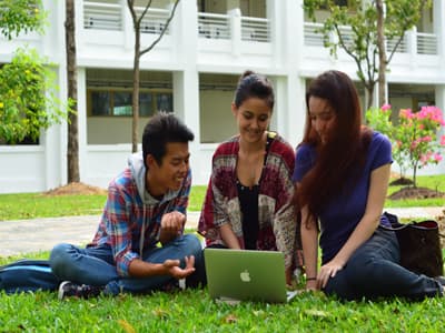 An der JCUS habt ihr unzählige Möglichkeiten, euer Business-Studium auf das nächste Level zu bringen! Studierende auf dem Campus der JCUS
