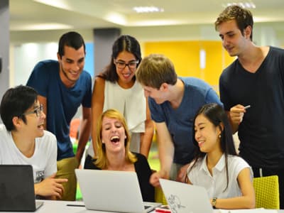 Gebt eurem Studium eine asiatische und globale Perspektive! Internationale Studierende im Seminarraum an der JCUS