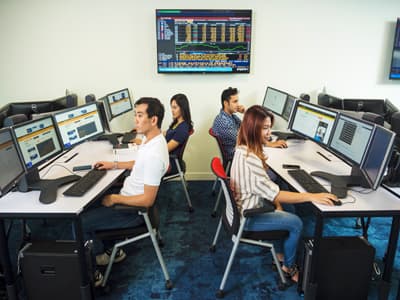 Auch geographisch bietet euch ein Auslandssemester an der JCUS als Schnittschnelle zwischen Ost und West die besten Voraussetzungen! Studierende in einem Computerlabor an der JCUS