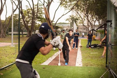 Finde deinen Club! Studenten beim gemeinsamen Sport auf dem Campus der JCU