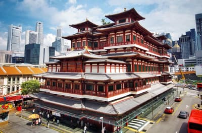 Tradition und Moderne Buddhatempel inmitten von modernen Hochhäusern in Singapur