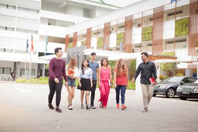 Multikulti sind auch die Studierenden der JCU Studierende vercshiedener Herkunft laufen gemeinsam über den Campus der Uni.