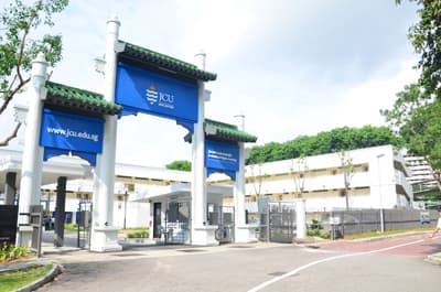Willkommen in Singapur! Eingangsportal zum Campus der JCU Singapore