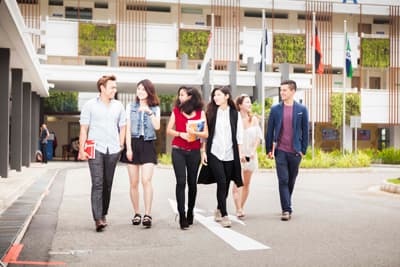 Studieren in Singapur: Eine einmalige Gelegenheit! Studierende unterschiedlicher Nationalität auf dem Campus der JCU Singapore