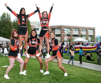 Der Campus als Lebensmittelpunkt Cheerleader der Thompson Rivers University machen eine Pyramide auf dem Campusgelände der Uni.