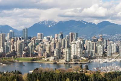 Vancouver ist ein begehrtes Reiseziel Skyline von Vancouver vor Bergen