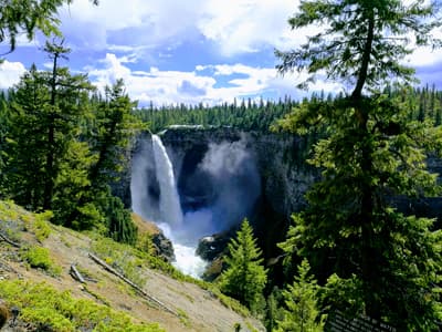 Die "Great Outdoors" Kanadas Imposanter Wasserfall inmitten von leuchtend grünem Wald