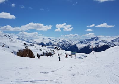 Endlich Winter! Skigebiet unter strahlend blauem Himmel