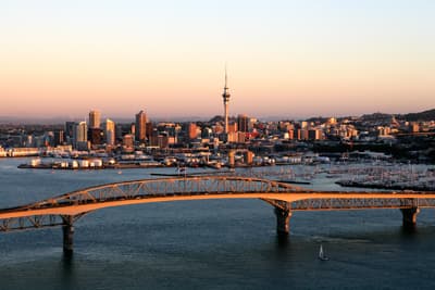 Neuseeland entdecken Blick auf Skyline und Hafen von Auckland bei Sonnenuntergang