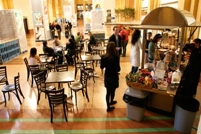 Studieren in der hippen Hauptstadt Cafébetrieb in der Great Hall des Museumsgebäudes der Massey University in Wellington