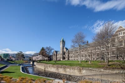 Widerspruch erwünscht! Das Gebäude rund um den historischen Clocktower der University of Otago wird vom Leith River umrahmt.