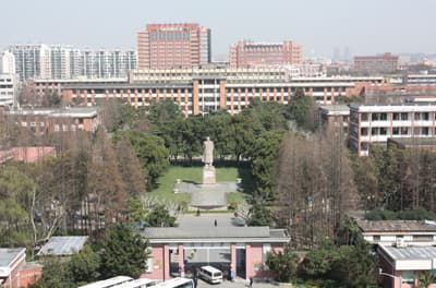 Studieren an einer der besten Universitäten Chinas Blick auf den Campus der Fudan University, in dessen Zetrum eine Statue des großen Vorsitzenden steht.