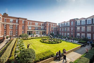 Im Herzen Londons Der Campus der Regent's besteht aus Backsteingebäuden, die von viel Grün umgeben sind.