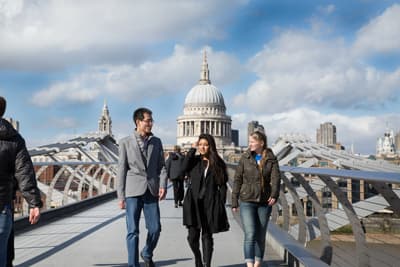 Die britische Weltmetropole entdecken! Studenten laufen über eine Brücke in London.