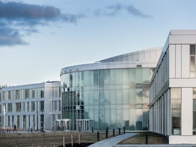 Der Campus der Reykjavik University spiegelt die Modernität Islands wider. Gebäude der Reykjavik University