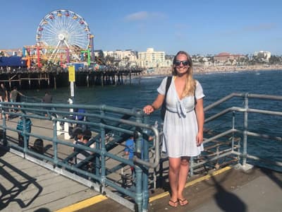 Maren nutzte ihre Zeit an der SDSU, um die Umgebung zu erkunden! CoCo-Studentn Maren vor einem Riesenrad