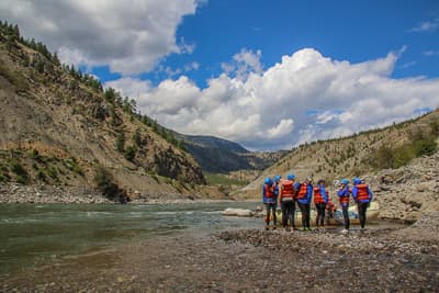 Uuuuund Action! Studenten bereiten sich fürs Rafting inmitten der spannenden Hügellandschaft um Kamloops vor.