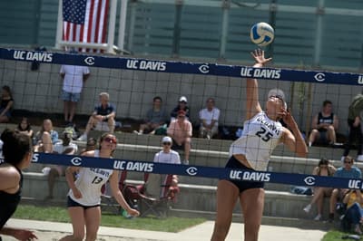 Go Aggies! Beachvolleyball Match auf dem Campus der UC Davis