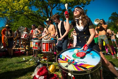 Beim Picnic Day gehts rund! Bunt bekleidete Studierende machen Musik beim Picnic Day
