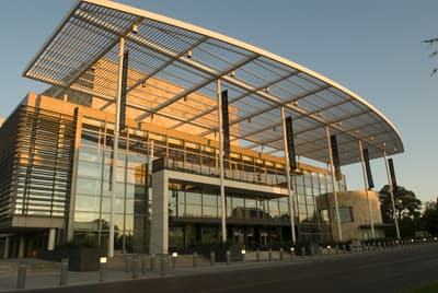 Nachhaltiger Campus EInes der sehr modern designten Gebäude der UC Davis