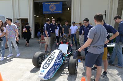 Innovation ist alles Engineering-Studenten präsentieren ein Rennauto beim Picnic Day der Uni