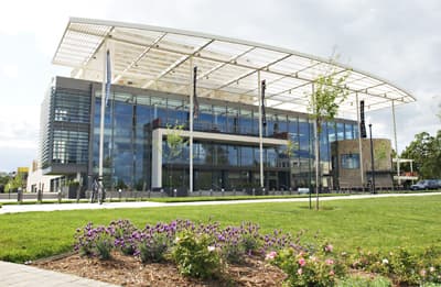 Grün und effizient! Das Mondavi Center ist ein sehr modernes Campusgebäude der UC Davis mit vielen Glaselementen.