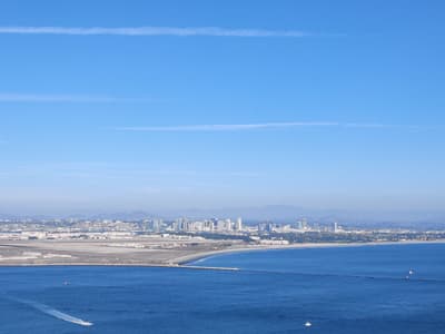 Am Wasser gebaut Aussicht über das Meer hinweg auf San Diegos Küste