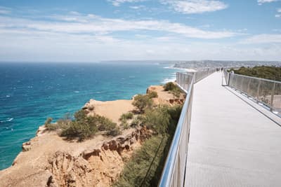 Bester Selfie-Spot! Der Anzac Memorial Walk ist ein modern gestalteter Gehweg entlang der malerischen Küste der Stadt.