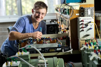 Hands on! Ein Student arbeitet im Labor an einem Projekt.