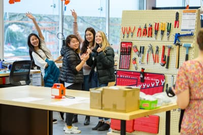 So viel Spaß kann Lernen machen! Eine Gruppe von Teilnehmerinnen des Programms Solve it!