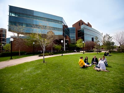 Auch der Mittlere Westen hat einiges zu bieten! Studenten aus einer Wiese an der University of Minnesota
