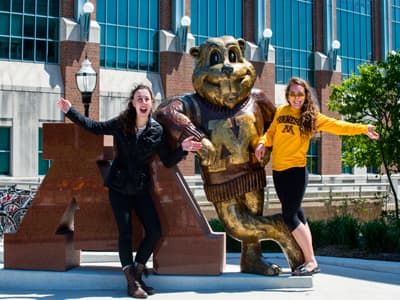 Gophers oder Badgers - ihr habt die Wahl! Studentinnen mit dem Maskottchen der University of Minnesota
