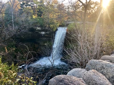 Entdeckt atemberaubende Landschaften! Wasserfall im Mittleren Westen