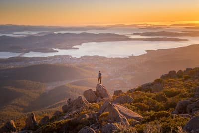 An der UTAS lernt ihr die Highlights Tasmaniens im Nu kennen! Mann auf dem Mount Wellington
