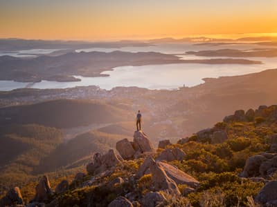Die größten Outdoor-Abenteuer Tasmaniens liegen direkt vor eurer Haustüre! Mensch auf dem Gipfel des Mount Wellington