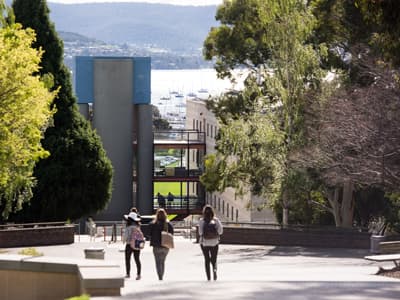 Während eures Auslandssemesters an der UTAS wird euch garantiert nicht so schnell langweilig! Studierende auf dem Campus der UTAS