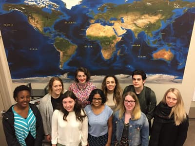 Das Student Advisory Council Studierende des Global College vor einer großen Weltkarte.
