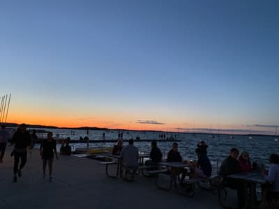 Neben der Uni hatte Anja noch genug Zeit, Land und Leute kennenzulernen! Sonnenuntergang am Ufer in Madison