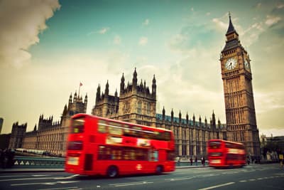 London ist nicht nur für seine Wahrzeichen weltberühmt Blick auf Londons Wahrzeichen: Big Ben und Houses of Parliament